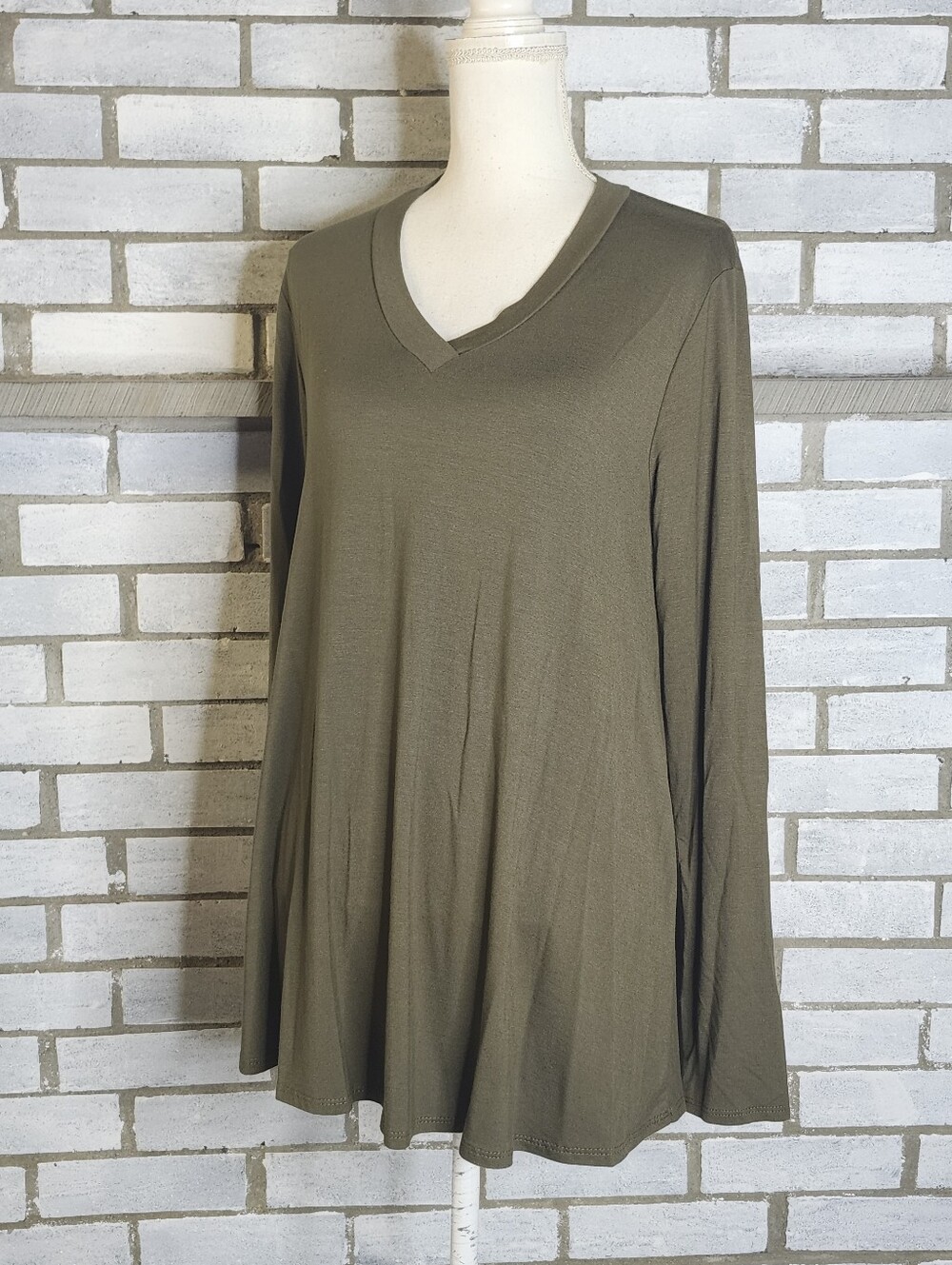 • NWT Azules Long Sleeve Relaxed Fit V-Neck Tunic Top Size Large Green